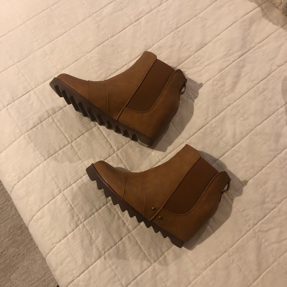 Hidden wedge booties